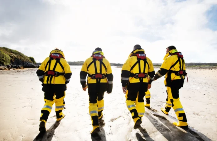 clifden_rnli_recover_submerged_sailing_boat_in_clifden_bay