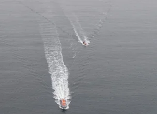 Aran Islands RNLI helps three fishermen drifting without power